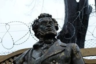 В Черновцах демонтировали памятник Пушкину