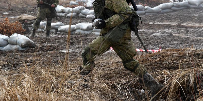 РФ наращивает производство оружия, чтобы превзойти Украину, - WP