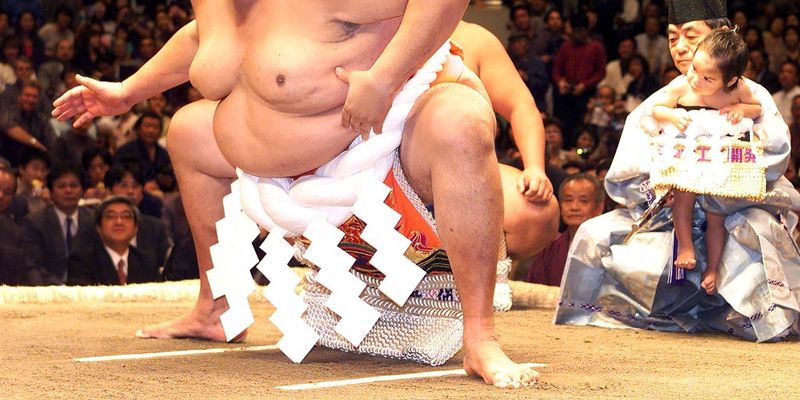 Весил 225 кг: легенда сумо Акебоно Таро умер в возрасте 54 лет