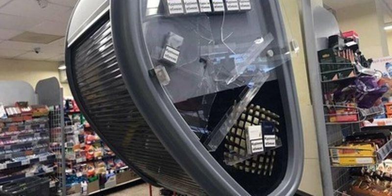 В Мариуполе неадекват с топором устроил в супермаркете погром: фото и видео