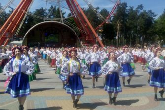 В Харькове 400 танцоров одновременно станцевали гопак