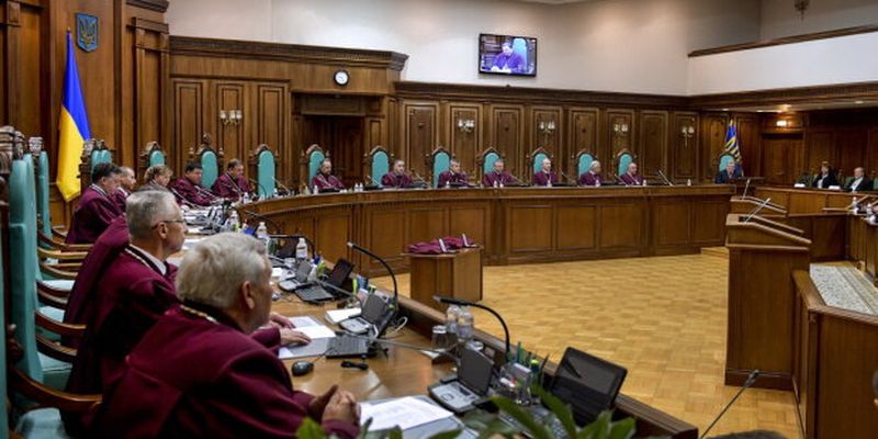 Одразу після зміни голови: троє суддів Конституційного суду України подали у відставку