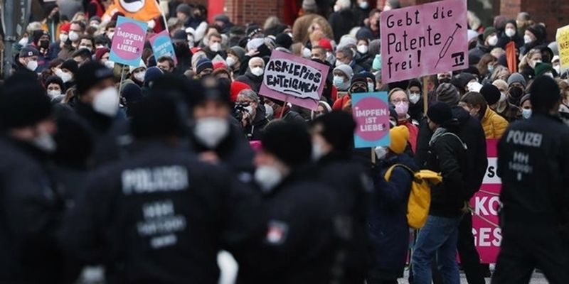 В Германии прошла волна протестов против COVID-ограничений