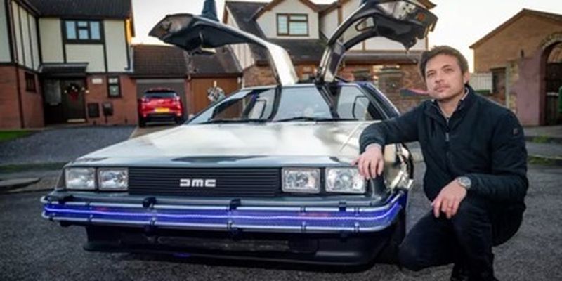Мужчина потратил $100 тысяч, чтобы превратить свой DMC в машину из "Назад в будущее": фото/Поклонники фильма выстраиваются в очереди, чтобы сделать фото с легендарным авто