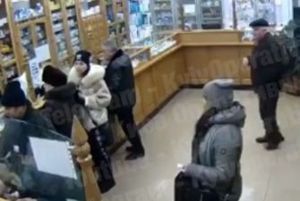 Воровка ловко обчистила двух посетителей аптеки в Киеве