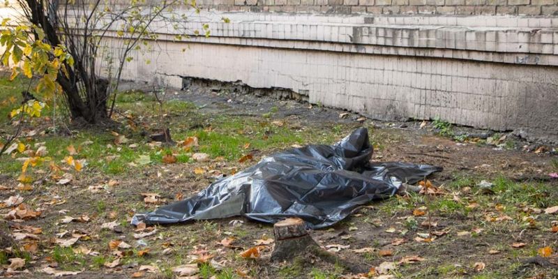 Трагический инцидент: на Новой Дарнице в Киеве из окна выпала пожилая женщина