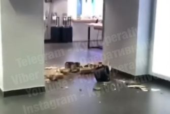 В Киеве в известном ТЦ обвалился потолок: видео с места ЧП