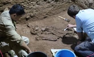 На бронзовой кровати в лавровом венке: в Греции археологи откопали 2100-летний скелет богатой женщины
