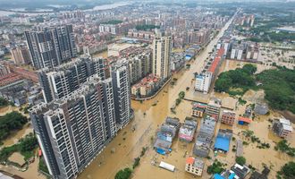 Наводнение века в Китае: тысячи людей эвакуировали