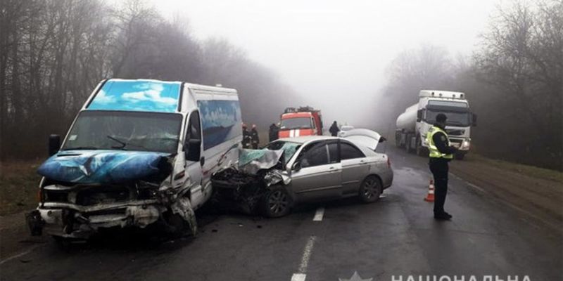 В жутком ДТП в Хмельницкой области погибли два человека, еще 11 попали в больницу