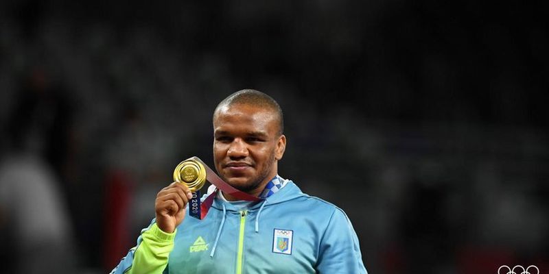 Жан Беленюк продает золотую олимпийскую медаль