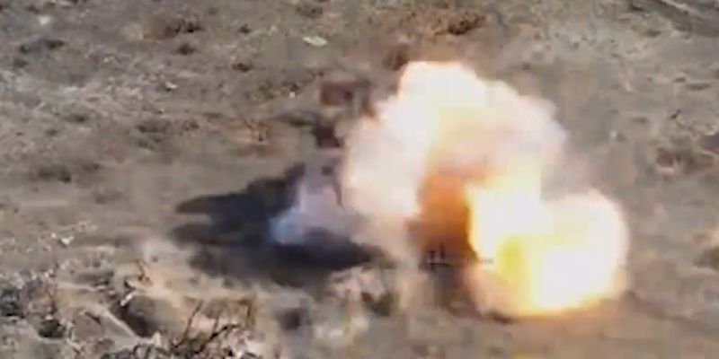 "Дроны воюют против дронов": ВСУ уничтожили наземного робота-минера из России