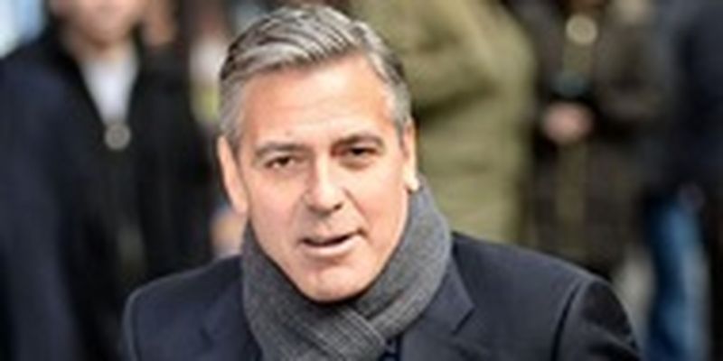Джордж Клуни предстал на публике в порванном халате