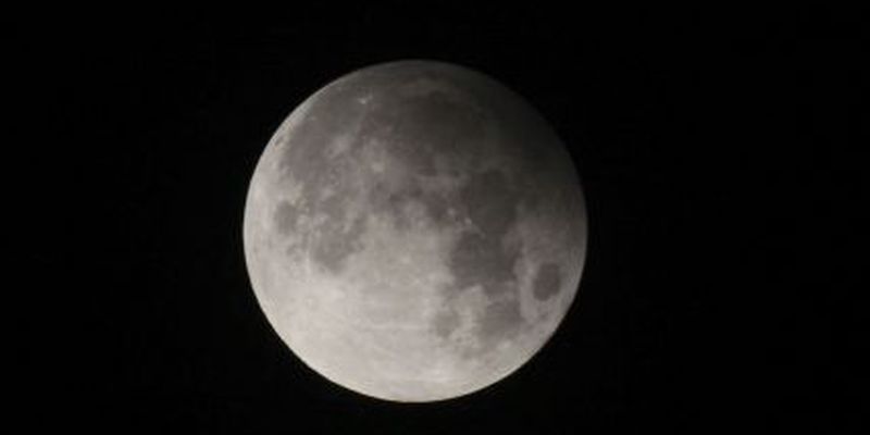 Спутник-"перевертыш": ученые раскрыли тайну лунных аномалий