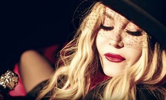 Ірина Білик приміряла запальний образ Мадонни у новому кліпі: відео