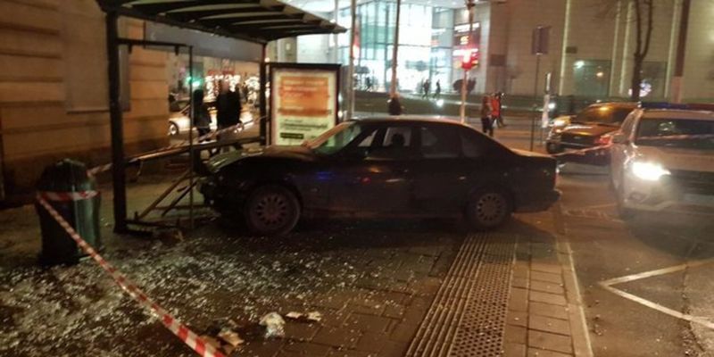 Во Львове водитель без прав въехал в остановку транспорта: есть пострадавшие