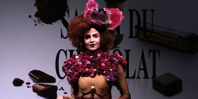 Мода-2020: Дизайнер создала коллекцию съедобных платьев из чистого шоколада