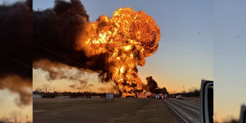 В Техасе прогремел мощный взрыв после столкновения автопоезда и состава с нефтью