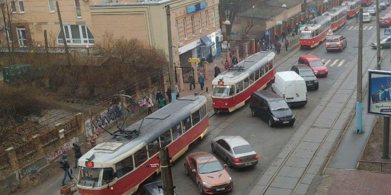 У Києві одразу дві ДТП заблокували рух трамваїв: яких вулиць уникати