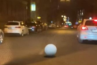 В Харькове бетонный шар устроил погром на дороге. Видео