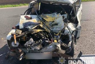 На Харьковщине в ДТП с участием микроавтобуса погибли два человека