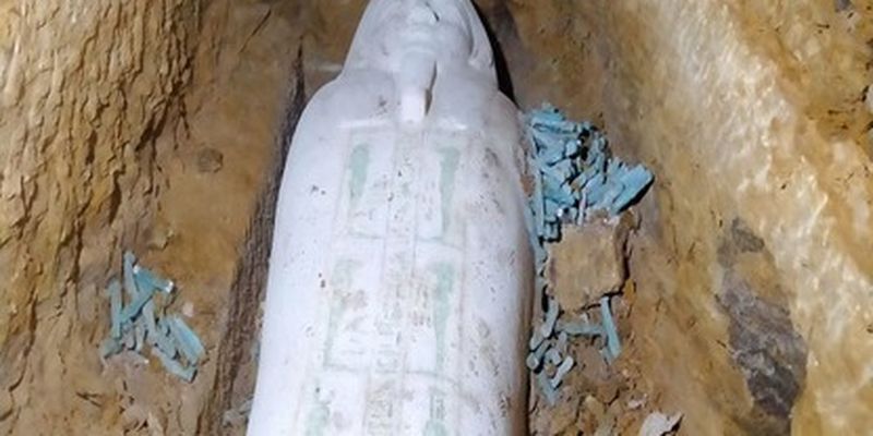 Археологи раскопали древнеегипетский "царский" саркофаг с рисунками и иероглифами: фото