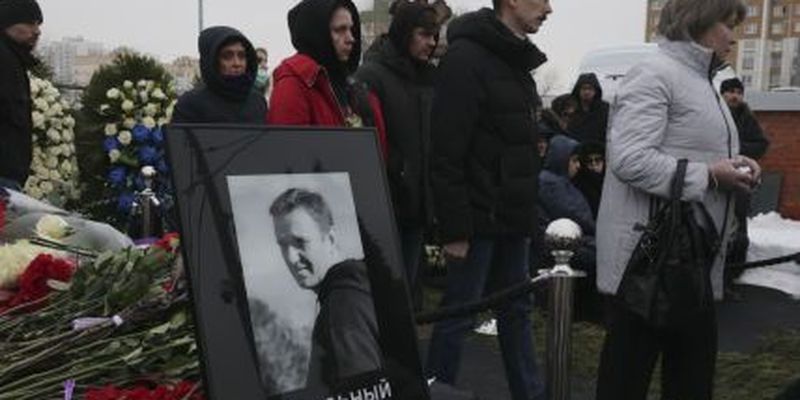РПЦ наказывает непокорных: священника отстранили от служения за молитву на могиле Навального