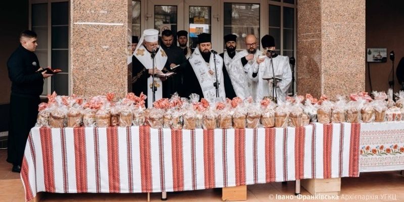 В Ивано-Франковске впервые пасхальные корзины совместно освятили духовенство УГКЦ и ПЦУ