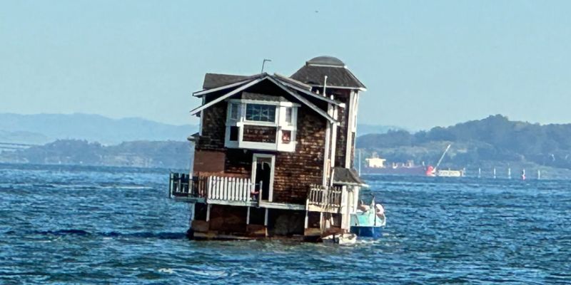 Там живут люди: двухэтажный "плавучий дом" заметили в заливе Сан-Франциско
