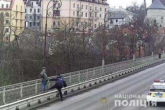 Патрульні врятували хлопця, який хотів стрибнути з мосту через проблеми