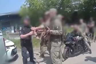 В Чернигове военные с автоматами напали на полицейских