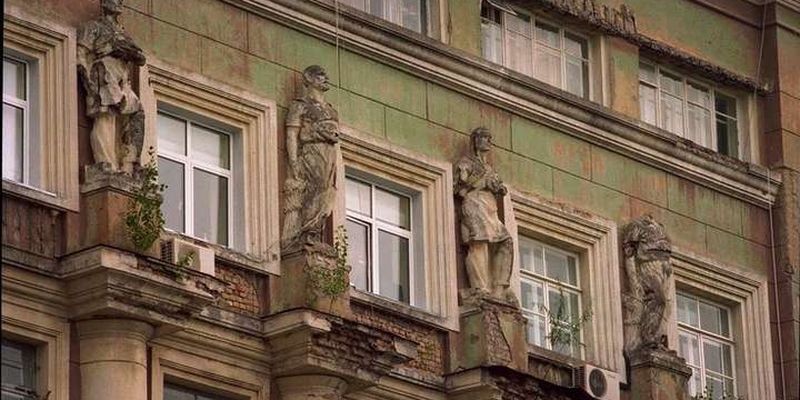 З будинків у центрі Києва зникли декоративні статуї, а влада нічого не знає