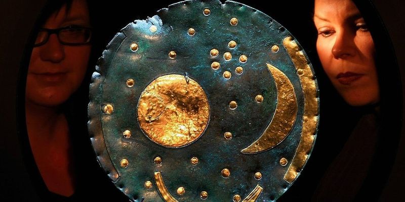 Небесный диск из Небры. Британский музей покажет старейшую в мире звездную карту