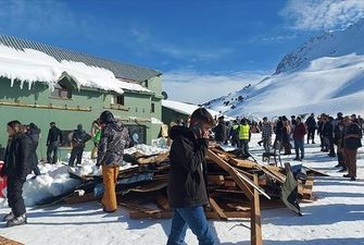 В горнолыжном центре в Турции рухнул навес, есть пострадавшие
