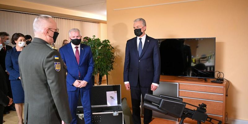 Литовский президент привез Украине оружейный подарок