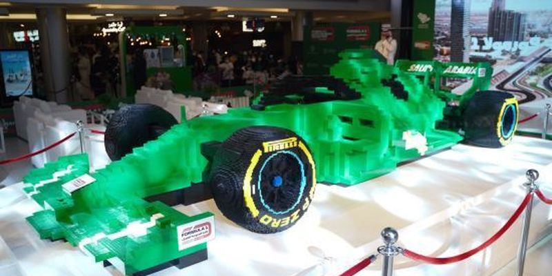 Представлено найбільший у світі болід "Формули-1" з Lego: як його будували