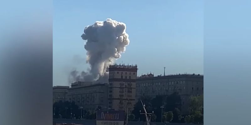 Пожежа в центрі Москви: для гасіння вогню залучена авіація, чути вибухи