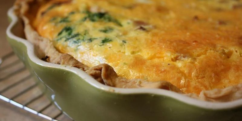 Заливной пирог с зеленым луком, яйцами и плавленным сыром: рецепт идеального блюда к супу