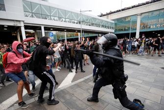 В аэропорту Барселоны произошли стычки между протестующими и полицейскими