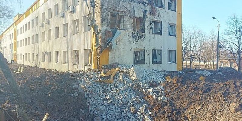 Без вікон та даху: Росія вдарила по школі, лікарні та міській раді Бахмуту