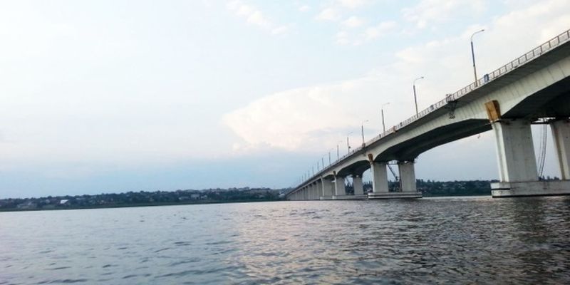 Захватчики закладывают плитами дыры на Антоновском мосту – депутат Хлань