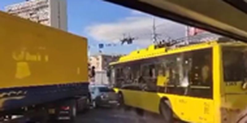 В Киеве произошло тройное ДТП