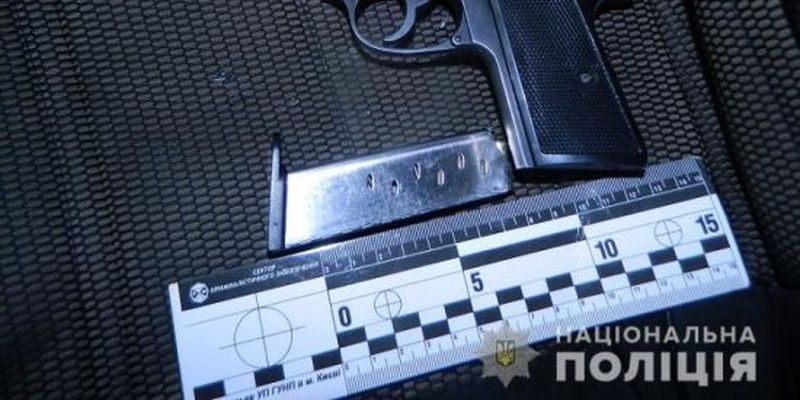 У Києві на Оболоні затримали озброєного чоловіка