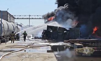В Омске загорелись цистерны с нефтепродуктами: МЧС задействовало спецпоезда
