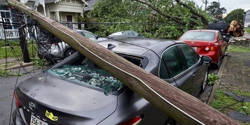 В США мощный торнадо вырывал деревья с корнями и валил электроопоры: фото и видео