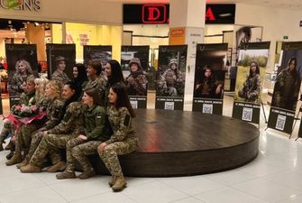 В Черкассах проходит выставка портретов женщин-военных