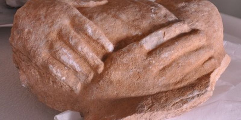 Единственный из сохранившихся: в Греции показали уникальный древний надгробный рельеф с младенцами