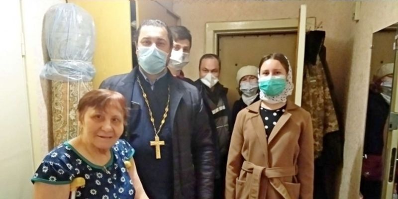 В Энергодаре православные доставили продукты и средства защиты одиноким пенсионерам