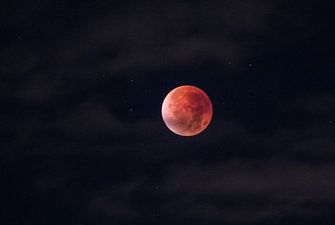 Июльское лунное затмение: появились впечатляющие фото, сделанные в Украине и других странах