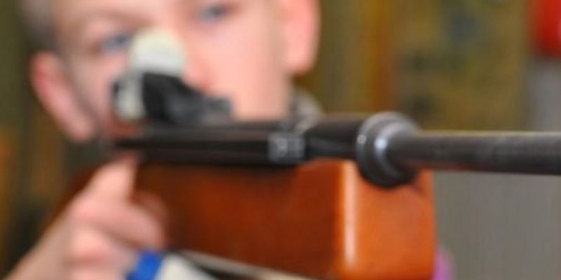 В николаевском тире мальчик подстрелил о школьника